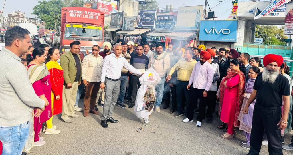 Joint Teachers Front burns effigy of Punjab Government in Garhshankar